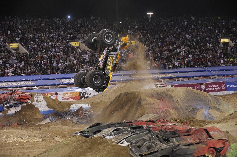 Wyścigi monster truck&oacute;w na stadionie